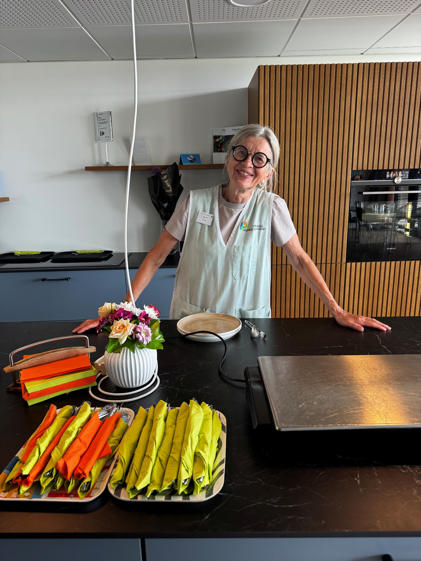 Inge, frivillig madanretter, ved drikkedispenseren
