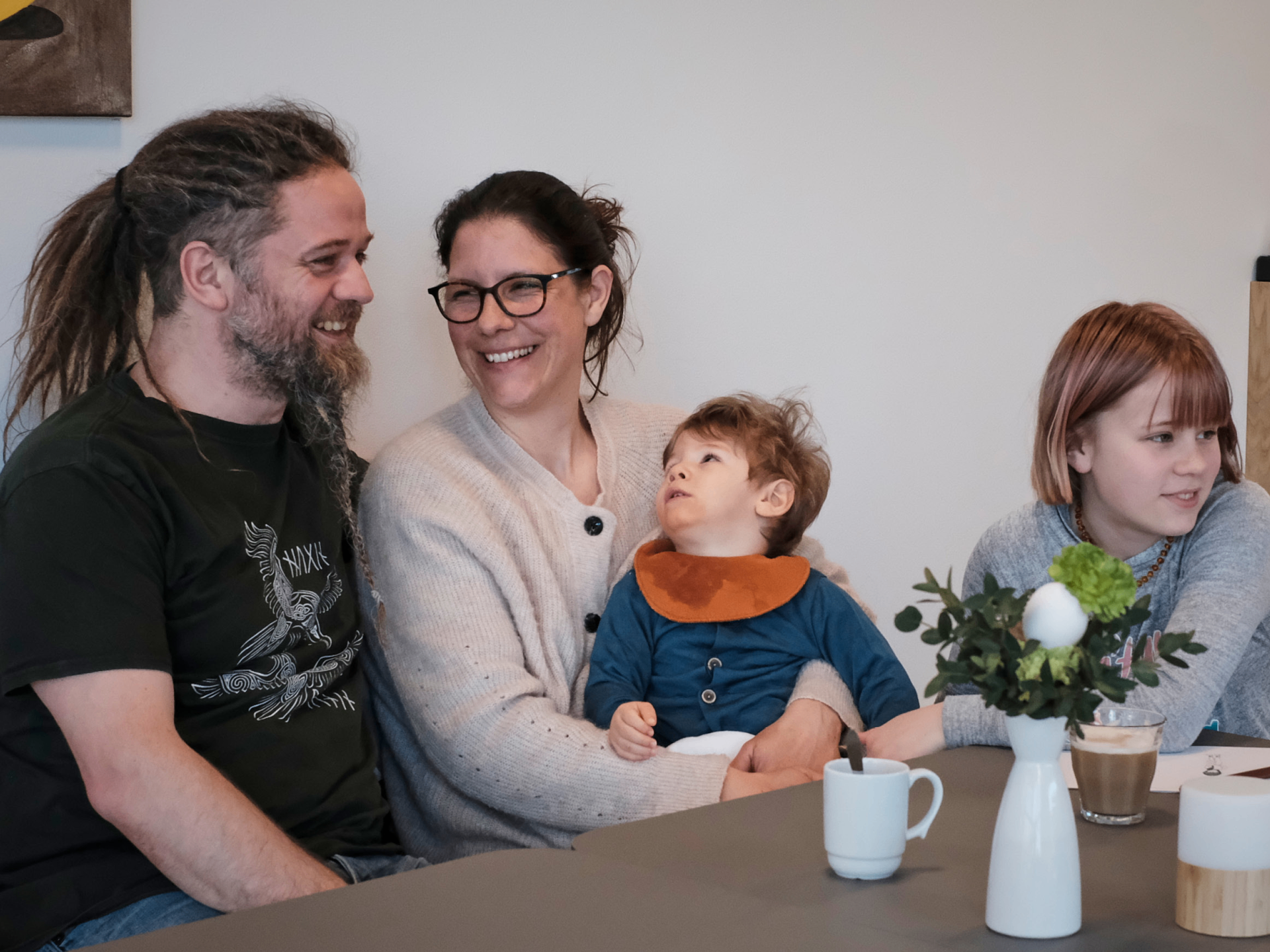 Familie samlet om bordet på hospice