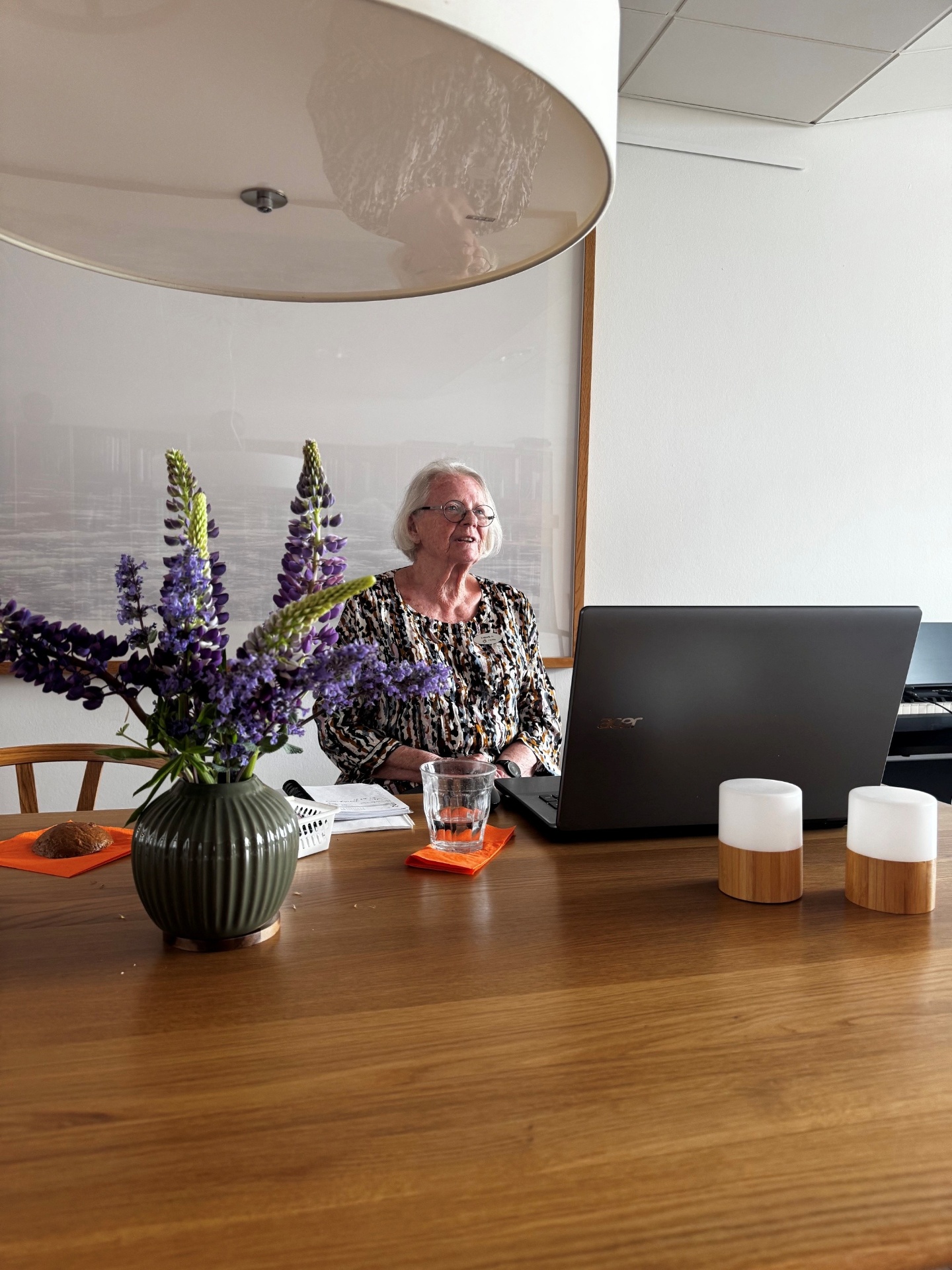 Lisbeth, frivillig bibliotekar, ved bogreolen på hospice
