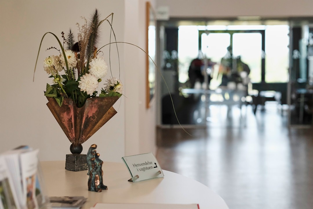 Hospice Djursland — blomster og lys i forhallen