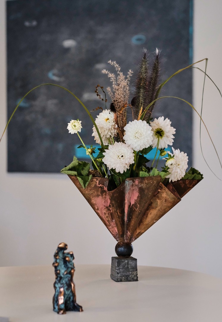 Blomsteropsats i kobbervase på hospice